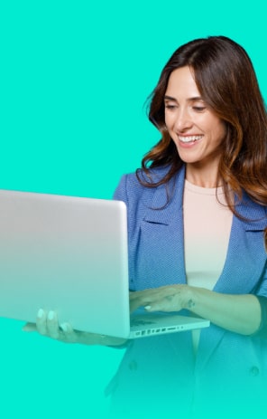 Mulher analisando os seus investimentos no Banco do Brasil.