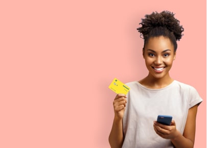Mulher realizando compras com o seu Ourocard.