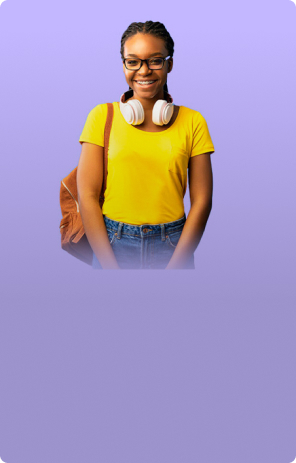Fotografia de uma mulher sorrindo com fones de ouvido pendurados no pescoço.