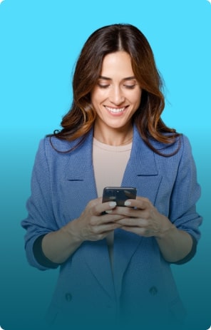 Mulher conferindo os descontos e as ofertas especiais do BB.